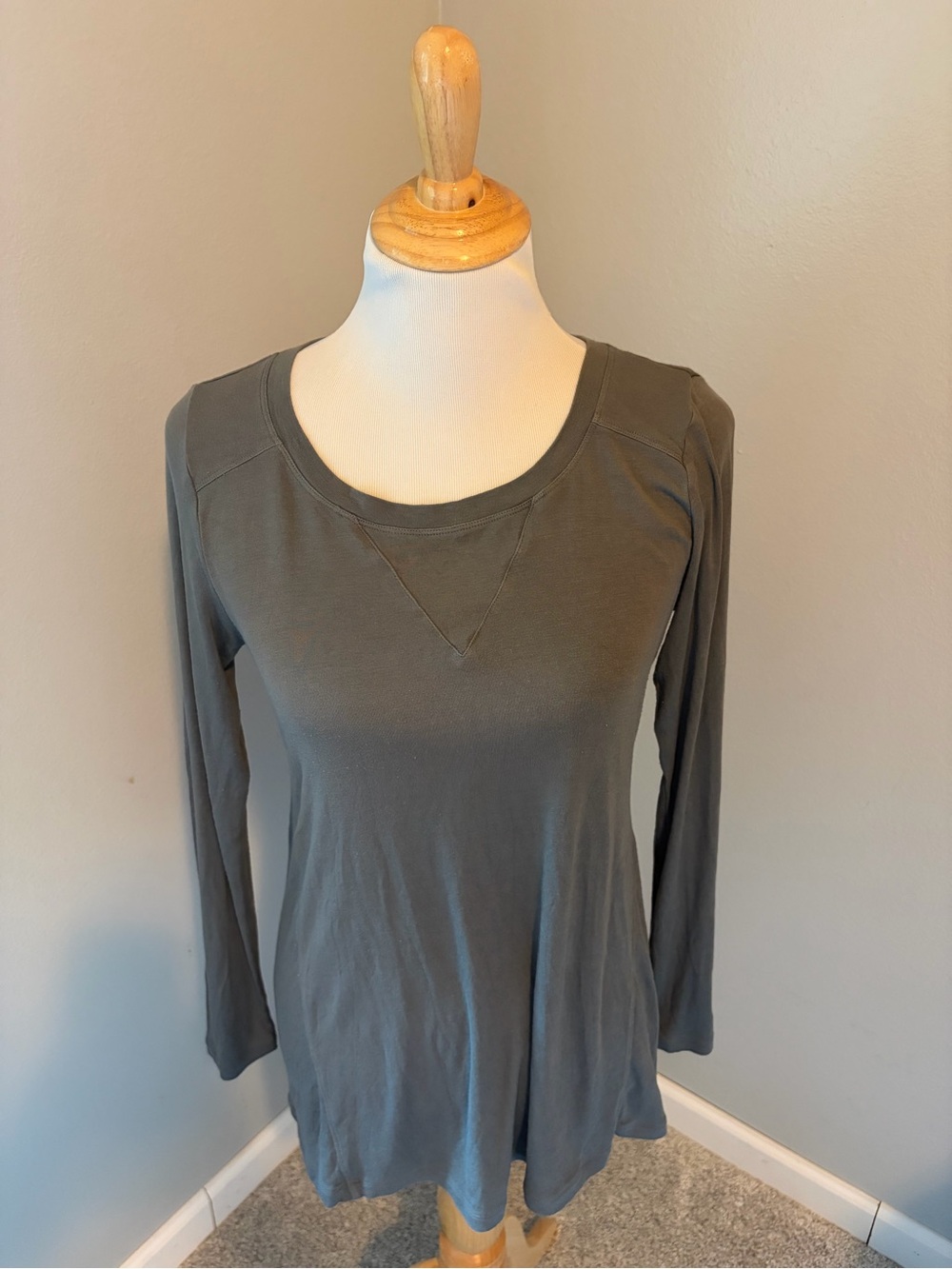 CAbi Women's Long Sleeve Scoop Neck Top in Charcoal #3627